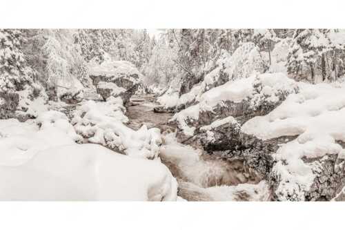 Der verschneite Rissbach zwischen Vorder- und Hinterriß - Stein der Weisen - Seitenverhältnis 2:1 - Rissbach im Karwendel - weitere Infos unter https://www.kriner-weiermann.de