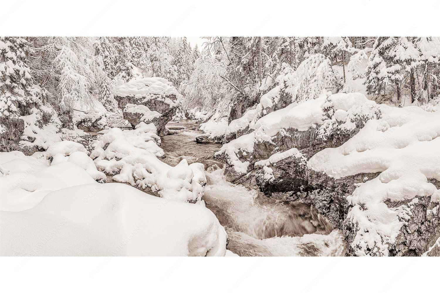 Der verschneite Rissbach zwischen Vorder- und Hinterriß