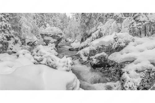 Der verschneite Rissbach zwischen Vorder- und Hinterriß - Stein der Weisen - Seitenverhältnis 2:1 - Rissbach im Karwendel - weitere Infos unter https://www.kriner-weiermann.de