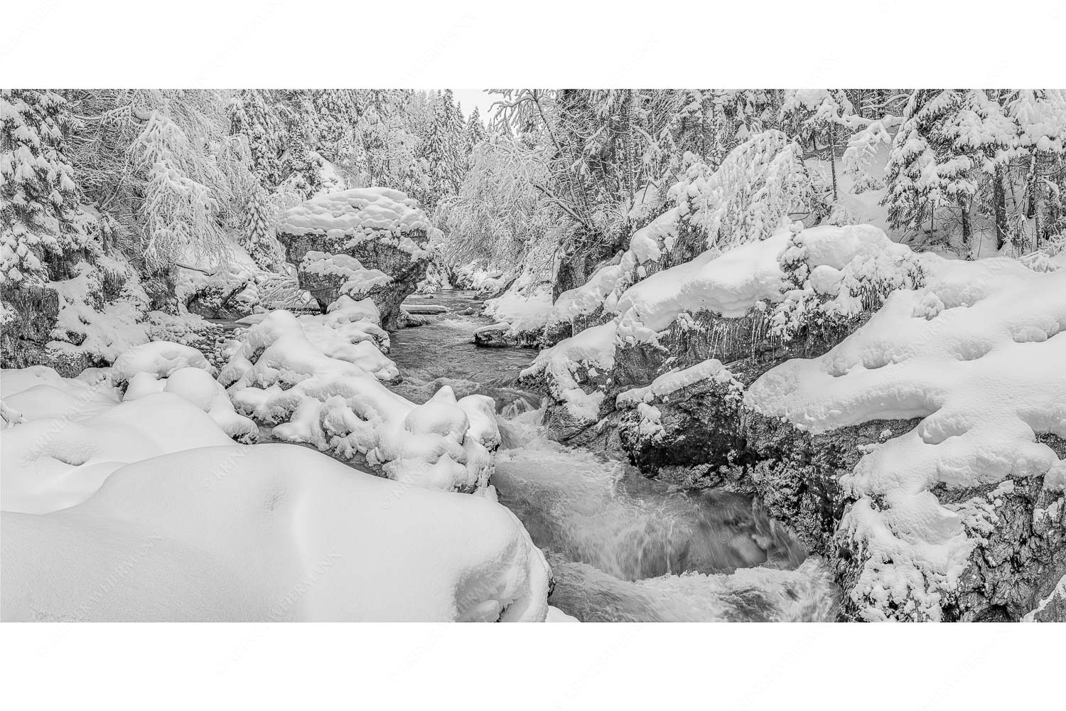 Stein der Weisen – Seitenverhältnis 2:1 — Rissbach im Karwendel Der verschneite Rissbach zwischen Vorder- und Hinterriß