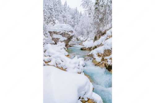 Der verschneite Rissbach zwischen Vorder- und Hinterriß - Stein der Weisen - Seitenverhältnis 2:3 - Rissbach im Karwendel - weitere Infos unter https://www.kriner-weiermann.de
