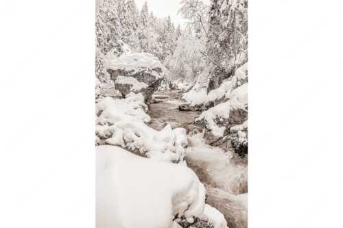 Der verschneite Rissbach zwischen Vorder- und Hinterriß - Stein der Weisen - Seitenverhältnis 2:3 - Rissbach im Karwendel - weitere Infos unter https://www.kriner-weiermann.de