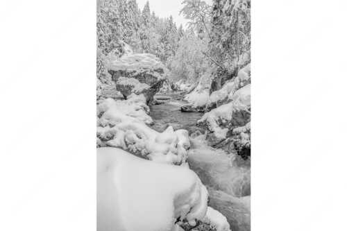 Der verschneite Rissbach zwischen Vorder- und Hinterriß - Stein der Weisen - Seitenverhältnis 2:3 - Rissbach im Karwendel - weitere Infos unter https://www.kriner-weiermann.de