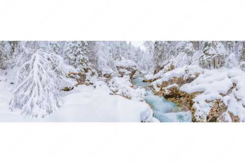 Der verschneite Rissbach zwischen Vorder- und Hinterriß - Stein der Weisen - Seitenverhältnis 3:1 - Rissbach im Karwendel - weitere Infos unter https://www.kriner-weiermann.de