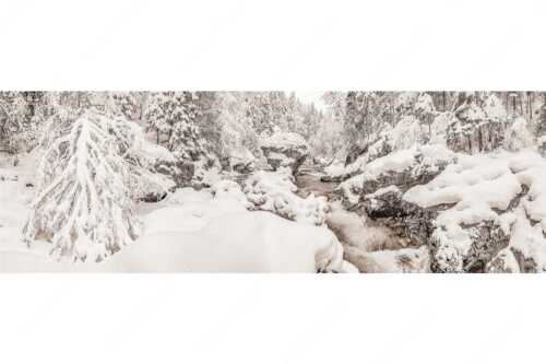 Der verschneite Rissbach zwischen Vorder- und Hinterriß - Stein der Weisen - Seitenverhältnis 3:1 - Rissbach im Karwendel - weitere Infos unter https://www.kriner-weiermann.de