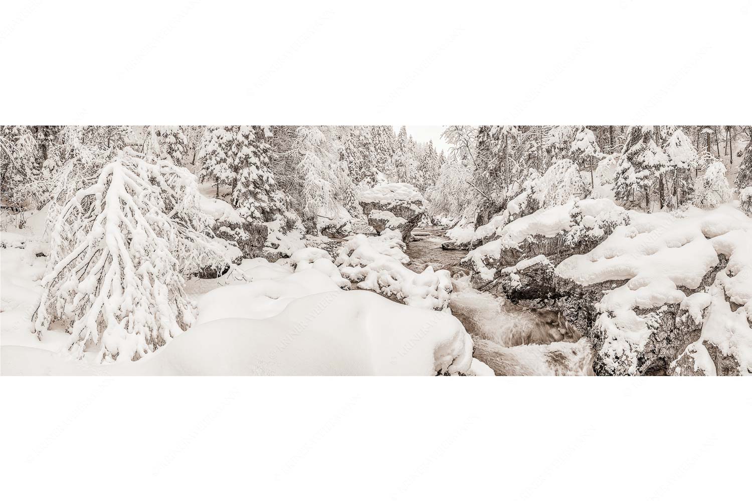Stein der Weisen – Seitenverhältnis 3:1 — Rissbach im Karwendel Der verschneite Rissbach zwischen Vorder- und Hinterriß