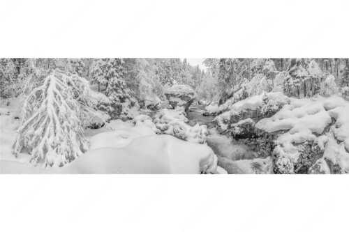 Der verschneite Rissbach zwischen Vorder- und Hinterriß - Stein der Weisen - Seitenverhältnis 3:1 - Rissbach im Karwendel - weitere Infos unter https://www.kriner-weiermann.de