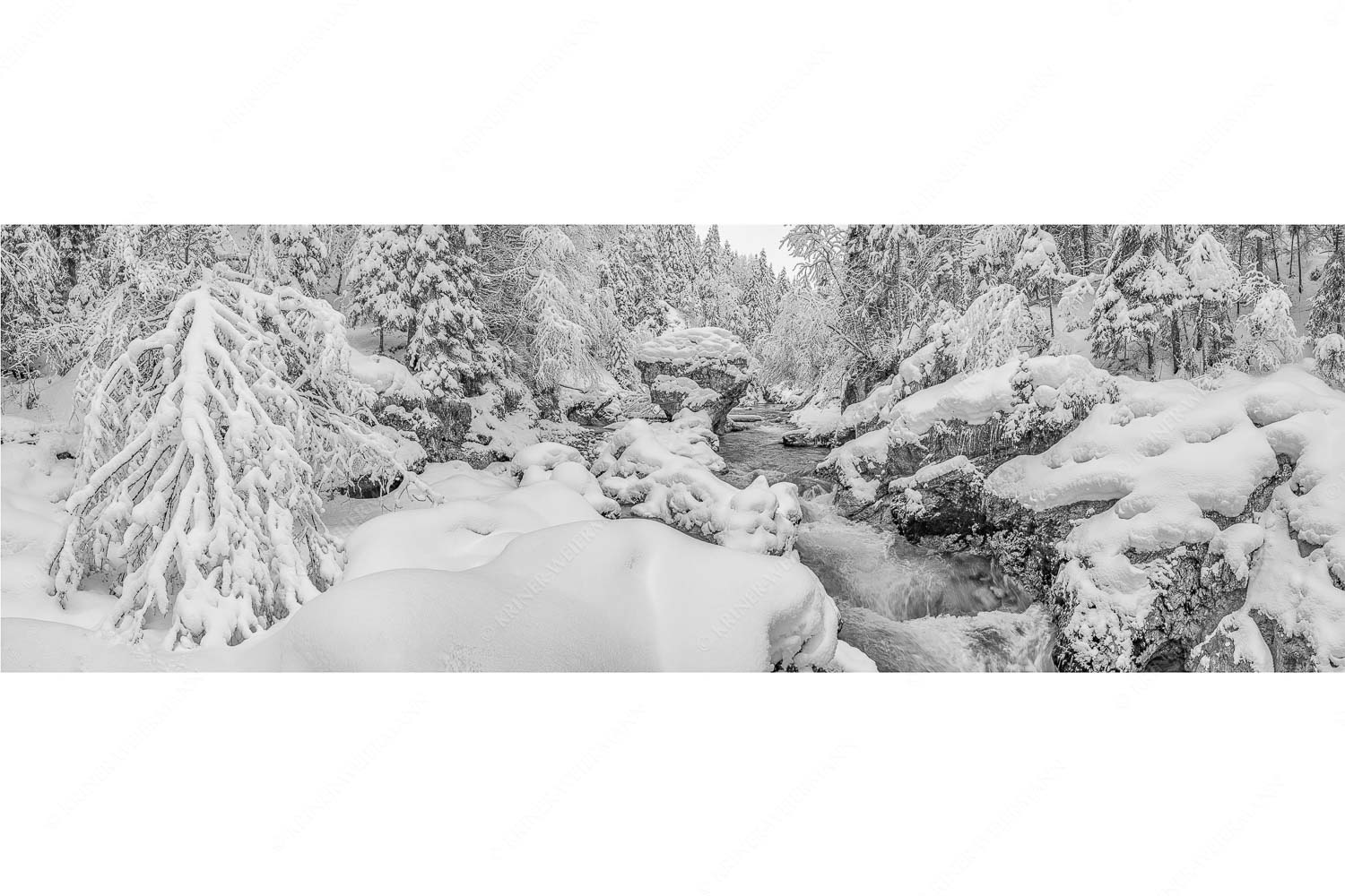 Der verschneite Rissbach zwischen Vorder- und Hinterriß