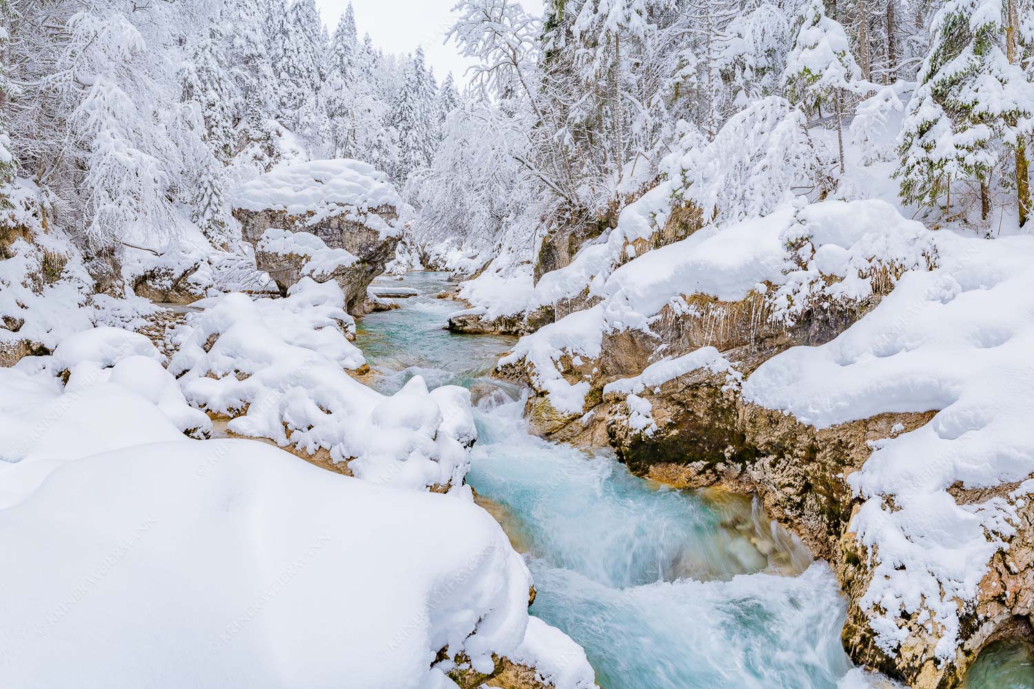 Der verschneite Rissbach zwischen Vorder- und Hinterriß - Stein der Weisen - Seitenverhältnis 3:2 - Rissbach im Karwendel - weitere Infos unter https://www.kriner-weiermann.de