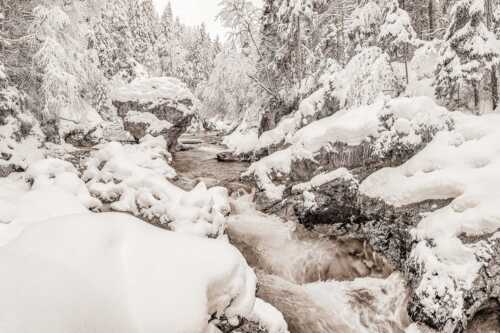 Der verschneite Rissbach zwischen Vorder- und Hinterriß - Stein der Weisen - Seitenverhältnis 3:2 - Rissbach im Karwendel - weitere Infos unter https://www.kriner-weiermann.de