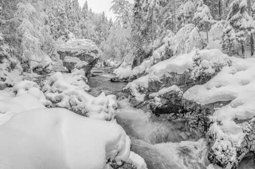Der verschneite Rissbach zwischen Vorder- und Hinterriß - Stein der Weisen - Seitenverhältnis 3:2 - Rissbach im Karwendel - weitere Infos unter https://www.kriner-weiermann.de