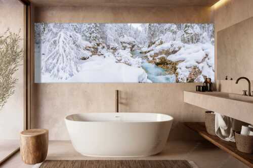 Der verschneite Rissbach zwischen Vorder- und Hinterriß - Stein der Weisen - Wandbild - Größe ca. 300x100cm, Seitenverhältnis 3:1 - Rissbach im Karwendel - weitere Infos unter https://www.kriner-weiermann.de