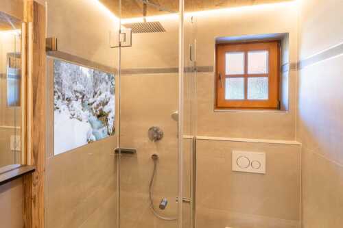 Der verschneite Rissbach zwischen Vorder- und Hinterriß - Stein der Weisen - Glasbild - Größe ca. 120x80cm, Seitenverhältnis 3:2 - Rissbach im Karwendel - weitere Infos unter https://www.kriner-weiermann.de