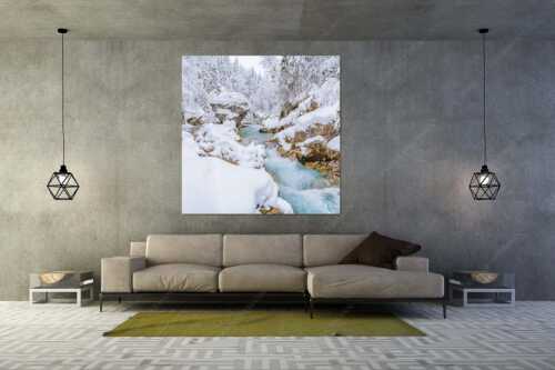 Der verschneite Rissbach zwischen Vorder- und Hinterriß - Stein der Weisen - Wandbild - Größe ca. 160x160cm, Seitenverhältnis 1:1 - Rissbach im Karwendel - weitere Infos unter https://www.kriner-weiermann.de