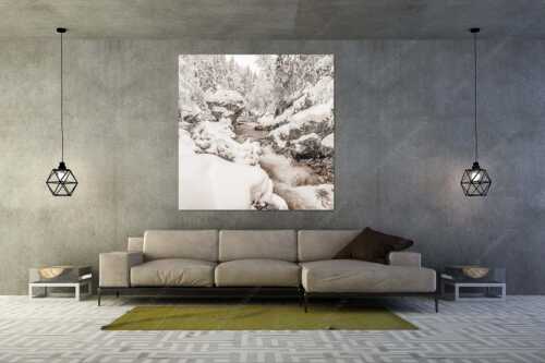 Der verschneite Rissbach zwischen Vorder- und Hinterriß - Stein der Weisen - Wandbild - Größe ca. 160x160cm, Seitenverhältnis 1:1 - Rissbach im Karwendel - weitere Infos unter https://www.kriner-weiermann.de