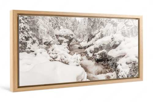 Der verschneite Rissbach zwischen Vorder- und Hinterriß - Stein der Weisen - Foto im Schattenfugen-Rahmen, Seitenverhältnis 2:1 - Rissbach im Karwendel - weitere Infos unter https://www.kriner-weiermann.de