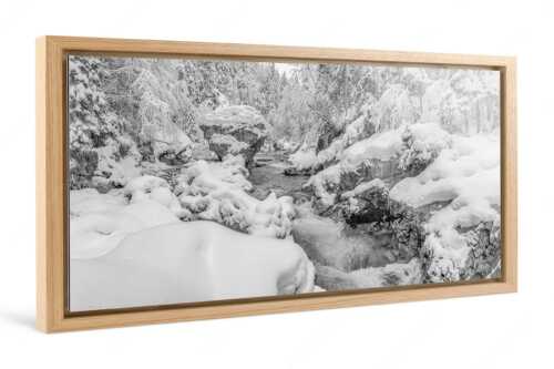 Der verschneite Rissbach zwischen Vorder- und Hinterriß - Stein der Weisen - Foto im Schattenfugen-Rahmen, Seitenverhältnis 2:1 - Rissbach im Karwendel - weitere Infos unter https://www.kriner-weiermann.de