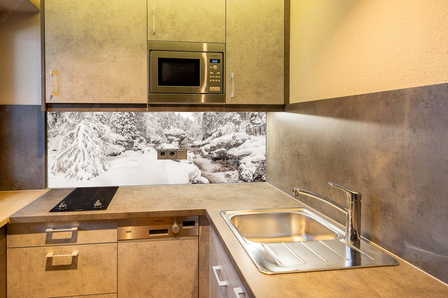 Stein der Weisen – Küchenrückwand – Größe ca. 150x60cm, Seitenverhältnis 2,5:1 — Rissbach im Karwendel Der verschneite Rissbach zwischen Vorder- und Hinterriß - Stein der Weisen - Küchenrückwand - Größe ca. 150x60cm, Seitenverhältnis 2,5:1 - Rissbach im Karwendel - weitere Infos unter https://www.kriner-weiermann.de