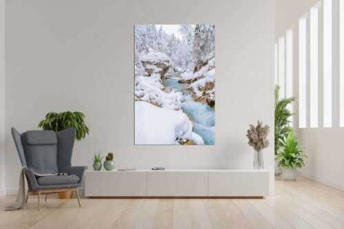 Der verschneite Rissbach zwischen Vorder- und Hinterriß - Stein der Weisen - Wandbild - Größe ca. 120x180cm, Seitenverhältnis 2:3 - Rissbach im Karwendel - weitere Infos unter https://www.kriner-weiermann.de