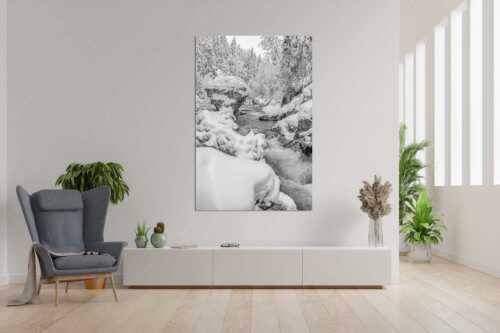 Der verschneite Rissbach zwischen Vorder- und Hinterriß - Stein der Weisen - Wandbild - Größe ca. 120x180cm, Seitenverhältnis 2:3 - Rissbach im Karwendel - weitere Infos unter https://www.kriner-weiermann.de