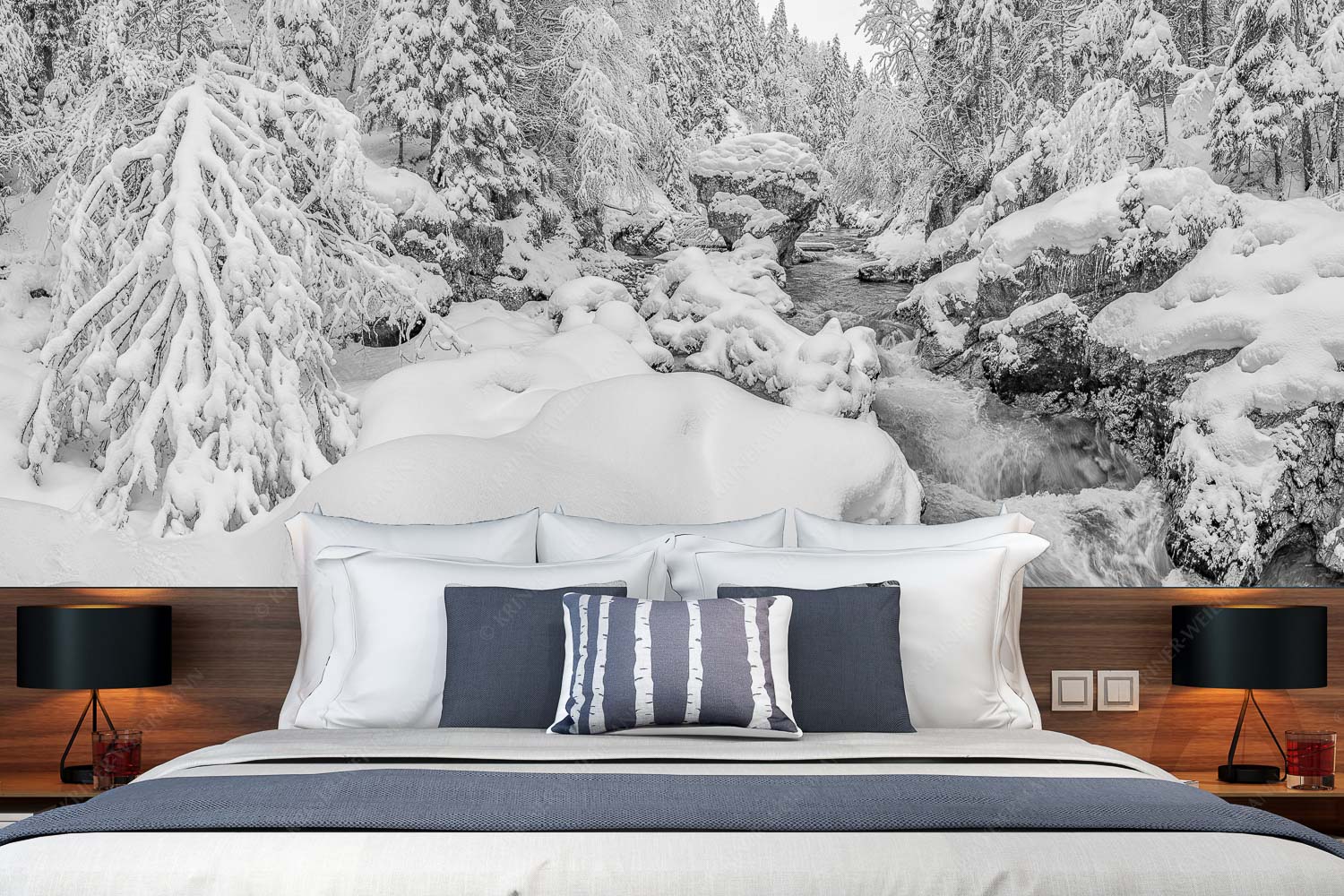 Der verschneite Rissbach zwischen Vorder- und Hinterriß - Stein der Weisen - Fototapete - Größe ca. 350x140cm, Seitenverhältnis 2,5:1 - Rissbach im Karwendel - weitere Infos unter https://www.kriner-weiermann.de