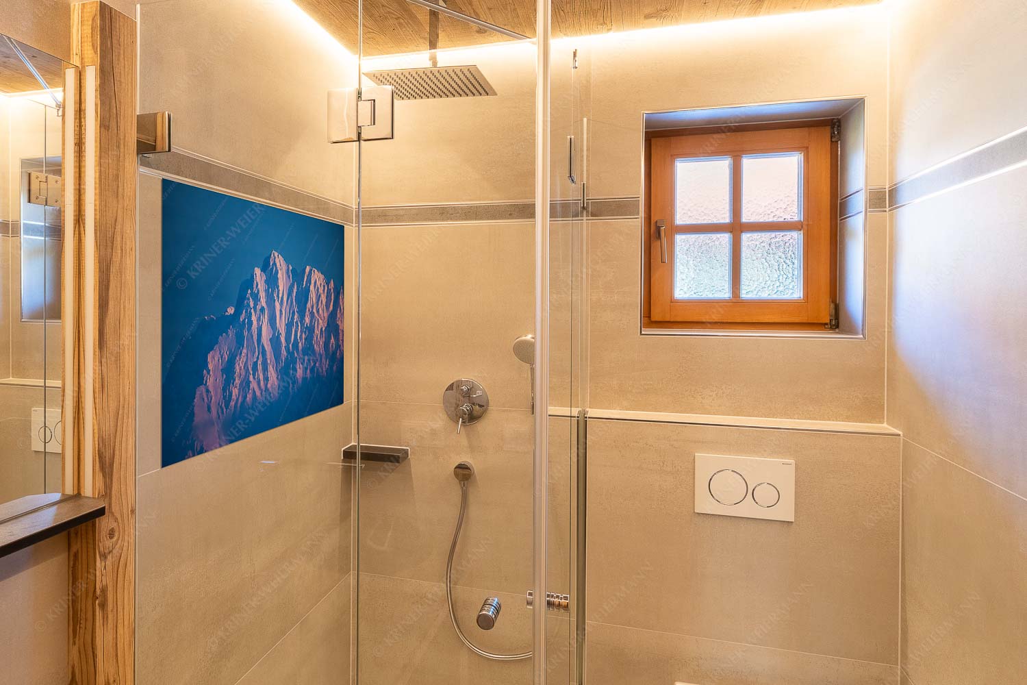 Alaska Style – Glasbild – Größe ca. 120x80cm, Seitenverhältnis 3:2 — Karwendel-Wörner Winterlicher Wörner im Karwendel bei Sonnenuntergang - Alaska Style - Glasbild - Größe ca. 120x80cm, Seitenverhältnis 3:2 - Karwendel-Wörner - weitere Infos unter https://www.kriner-weiermann.de