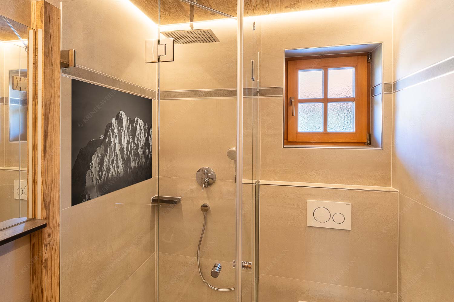 Alaska Style – Glasbild – Größe ca. 120x80cm, Seitenverhältnis 3:2 — Karwendel-Wörner Winterlicher Wörner im Karwendel bei Sonnenuntergang - Alaska Style - Glasbild - Größe ca. 120x80cm, Seitenverhältnis 3:2 - Karwendel-Wörner - weitere Infos unter https://www.kriner-weiermann.de