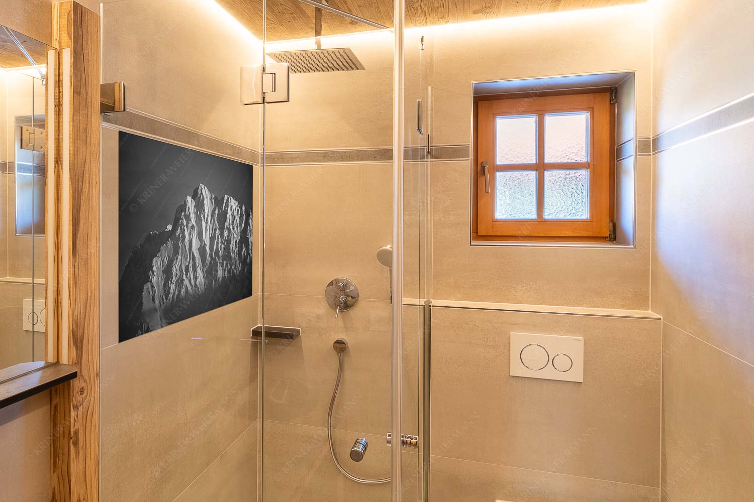 Alaska Style – Glasbild – Größe ca. 120x80cm, Seitenverhältnis 3:2 — Karwendel-Wörner Winterlicher Wörner im Karwendel bei Sonnenuntergang - Alaska Style - Glasbild - Größe ca. 120x80cm, Seitenverhältnis 3:2 - Karwendel-Wörner - weitere Infos unter https://www.kriner-weiermann.de