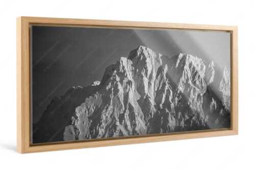 Winterlicher Wörner im Karwendel bei Sonnenuntergang - Alaska Style - Foto im Schattenfugen-Rahmen, Seitenverhältnis 2:1 - Karwendel-Wörner - weitere Infos unter https://www.kriner-weiermann.de