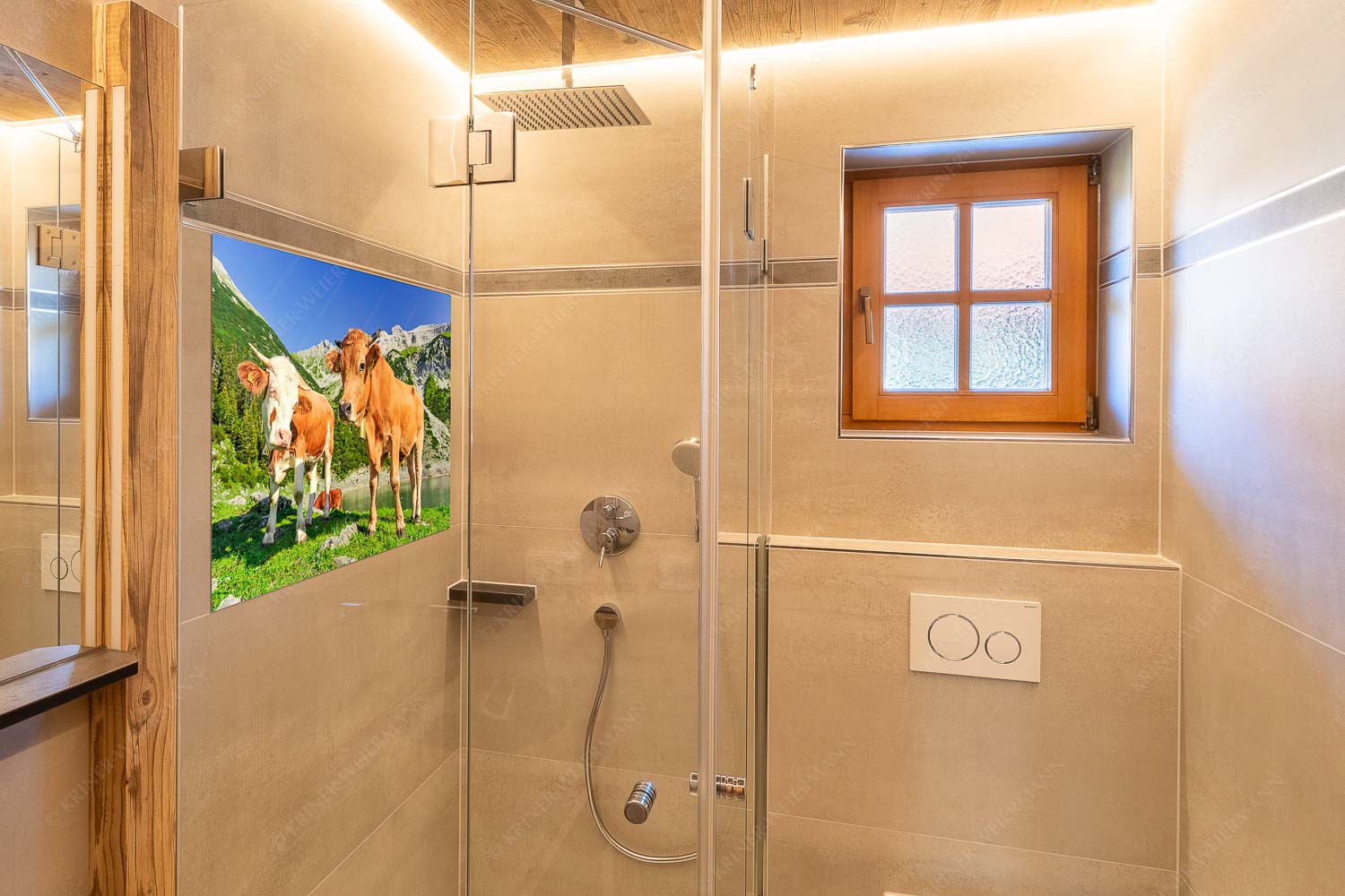 Jungvieh am kleinen Soiernsee mit Soiernspitze im Hintergrund - Auf der Alm - Glasbild - Größe ca. 120x80cm, Seitenverhältnis 3:2 - Kälber im Soierngebirge - weitere Infos unter https://www.kriner-weiermann.de