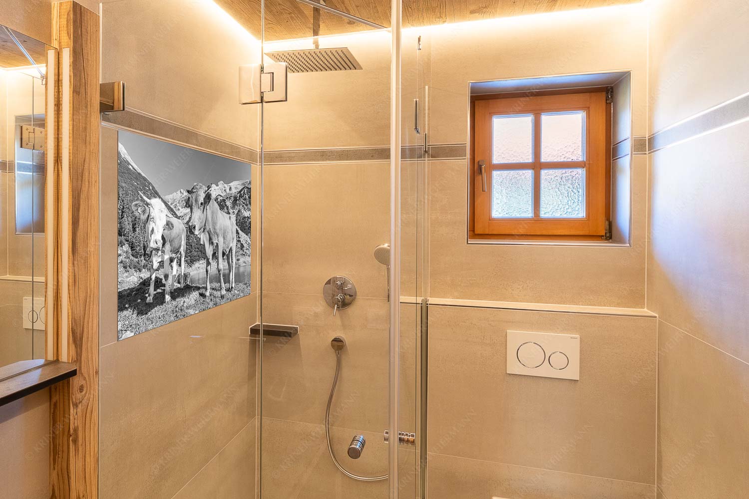 Jungvieh am kleinen Soiernsee mit Soiernspitze im Hintergrund - Auf der Alm - Glasbild - Größe ca. 120x80cm, Seitenverhältnis 3:2 - Kälber im Soierngebirge - weitere Infos unter https://www.kriner-weiermann.de