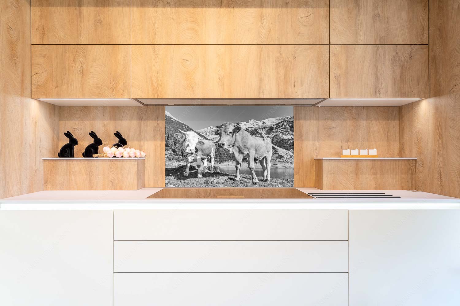 Auf der Alm – Küchenspiegel – Größe ca. 90x60cm, Seitenverhältnis 3:2 — Kälber im Soierngebirge Jungvieh am kleinen Soiernsee mit Soiernspitze im Hintergrund - Auf der Alm - Küchenspiegel - Größe ca. 90x60cm, Seitenverhältnis 3:2 - Kälber im Soierngebirge - weitere Infos unter https://www.kriner-weiermann.de