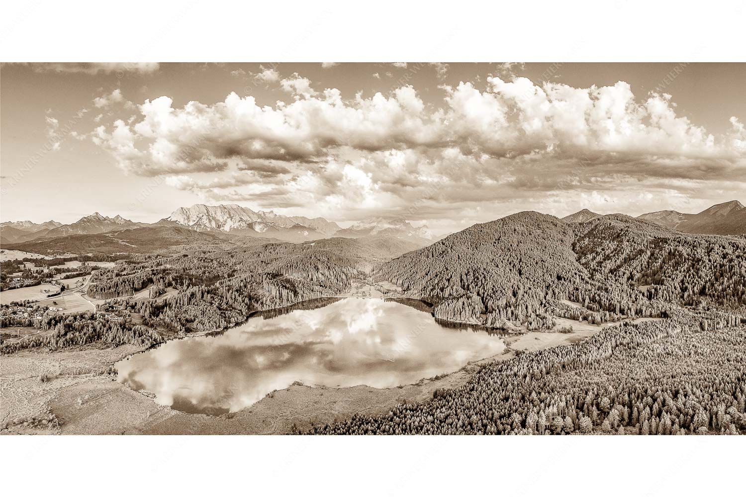 Blick über den Barmsee zum Wettersteingebirge