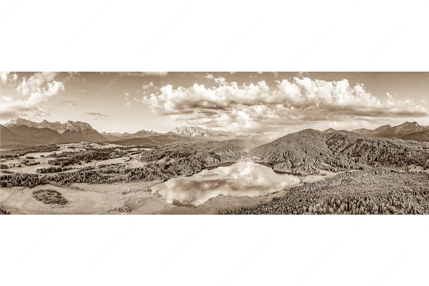 Blick über den Barmsee zum Wettersteingebirge