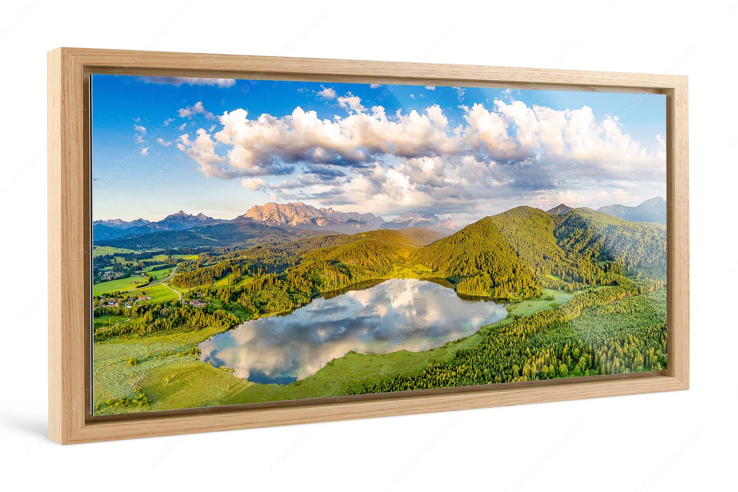 Der Lieblings See – Foto im Schattenfugen-Rahmen, Seitenverhältnis 2:1 — Barmsee Krün Blick über den Barmsee zum Wettersteingebirge - Der Lieblings See - Foto im Schattenfugen-Rahmen, Seitenverhältnis 2:1 - Barmsee Krün - weitere Infos unter https://www.kriner-weiermann.de