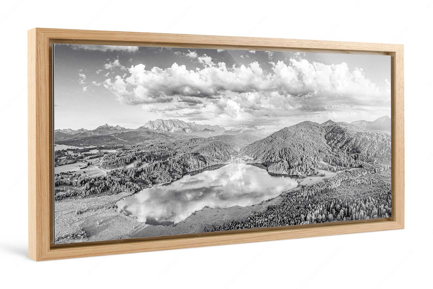 Der Lieblings See – Foto im Schattenfugen-Rahmen, Seitenverhältnis 2:1 — Barmsee Krün Blick über den Barmsee zum Wettersteingebirge - Der Lieblings See - Foto im Schattenfugen-Rahmen, Seitenverhältnis 2:1 - Barmsee Krün - weitere Infos unter https://www.kriner-weiermann.de