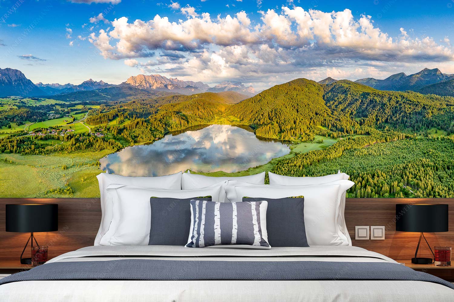 Der Lieblings See – Fototapete – Größe ca. 350x140cm, Seitenverhältnis 2,5:1 — Barmsee Krün Blick über den Barmsee zum Wettersteingebirge - Der Lieblings See - Fototapete - Größe ca. 350x140cm, Seitenverhältnis 2,5:1 - Barmsee Krün - weitere Infos unter https://www.kriner-weiermann.de