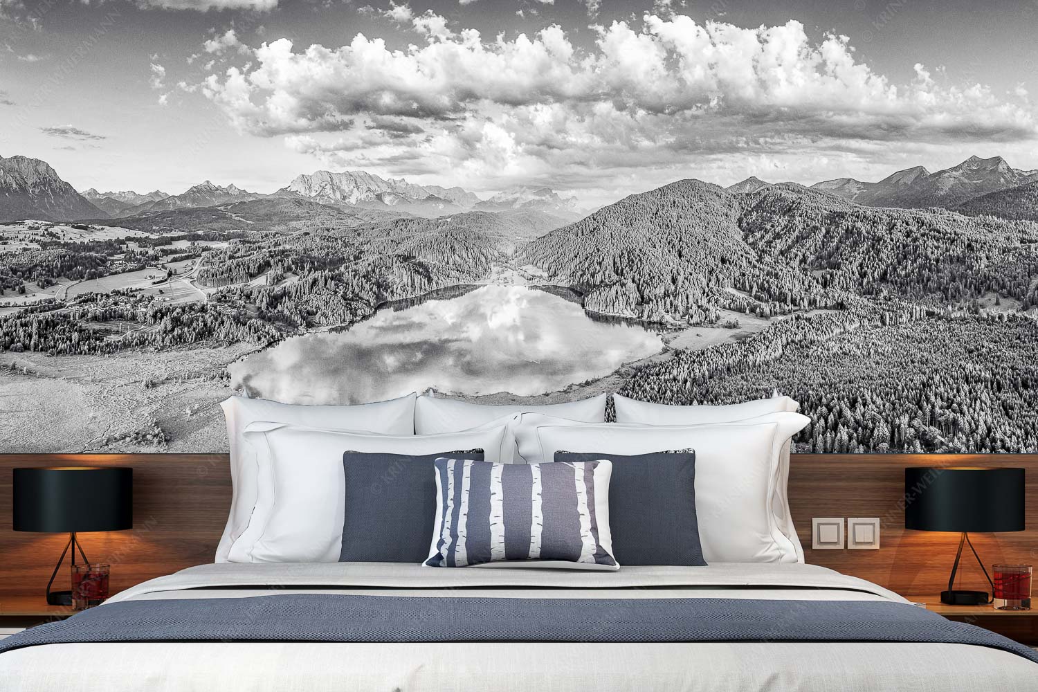 Der Lieblings See – Fototapete – Größe ca. 350x140cm, Seitenverhältnis 2,5:1 — Barmsee Krün Blick über den Barmsee zum Wettersteingebirge - Der Lieblings See - Fototapete - Größe ca. 350x140cm, Seitenverhältnis 2,5:1 - Barmsee Krün - weitere Infos unter https://www.kriner-weiermann.de