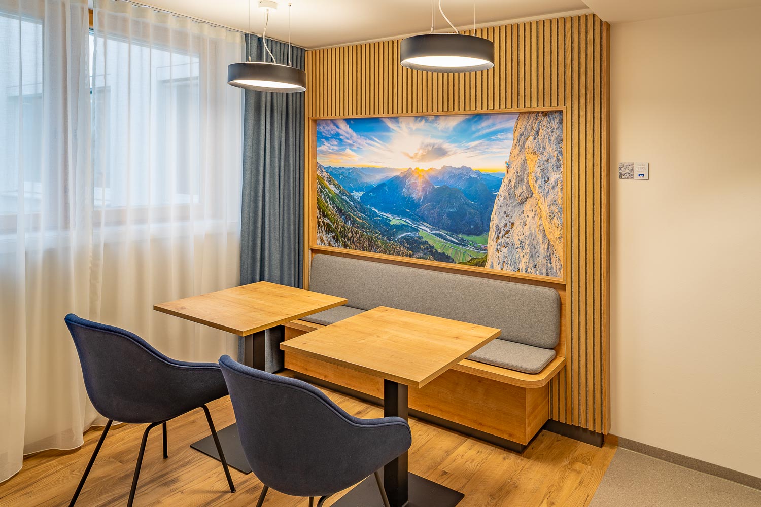 Bild -In der Kür- Klettererin an der Gerbersüdwand - VR-Bank in Murnau - Fototapete im Holzrahmen und Akustikwand