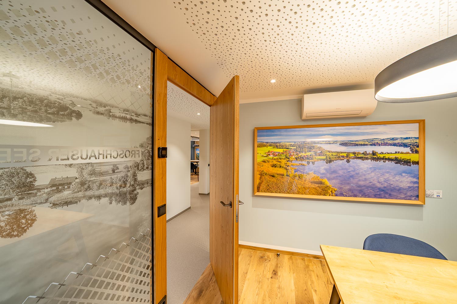 Bild -Froschhausen- Blick über den Staffelsee - VR-Bank in Murnau - Foto hinter Glas im Holzrahmen