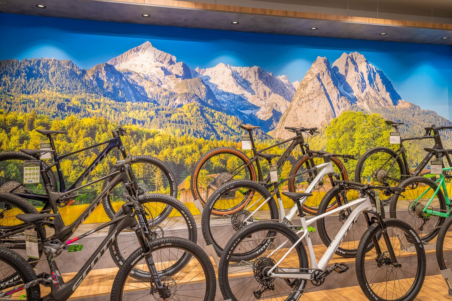 Bild -Wahrzeichen- Alpspitze und Waxenstein - Fahrradcenter Oberland - Textilbild im Alurahmen