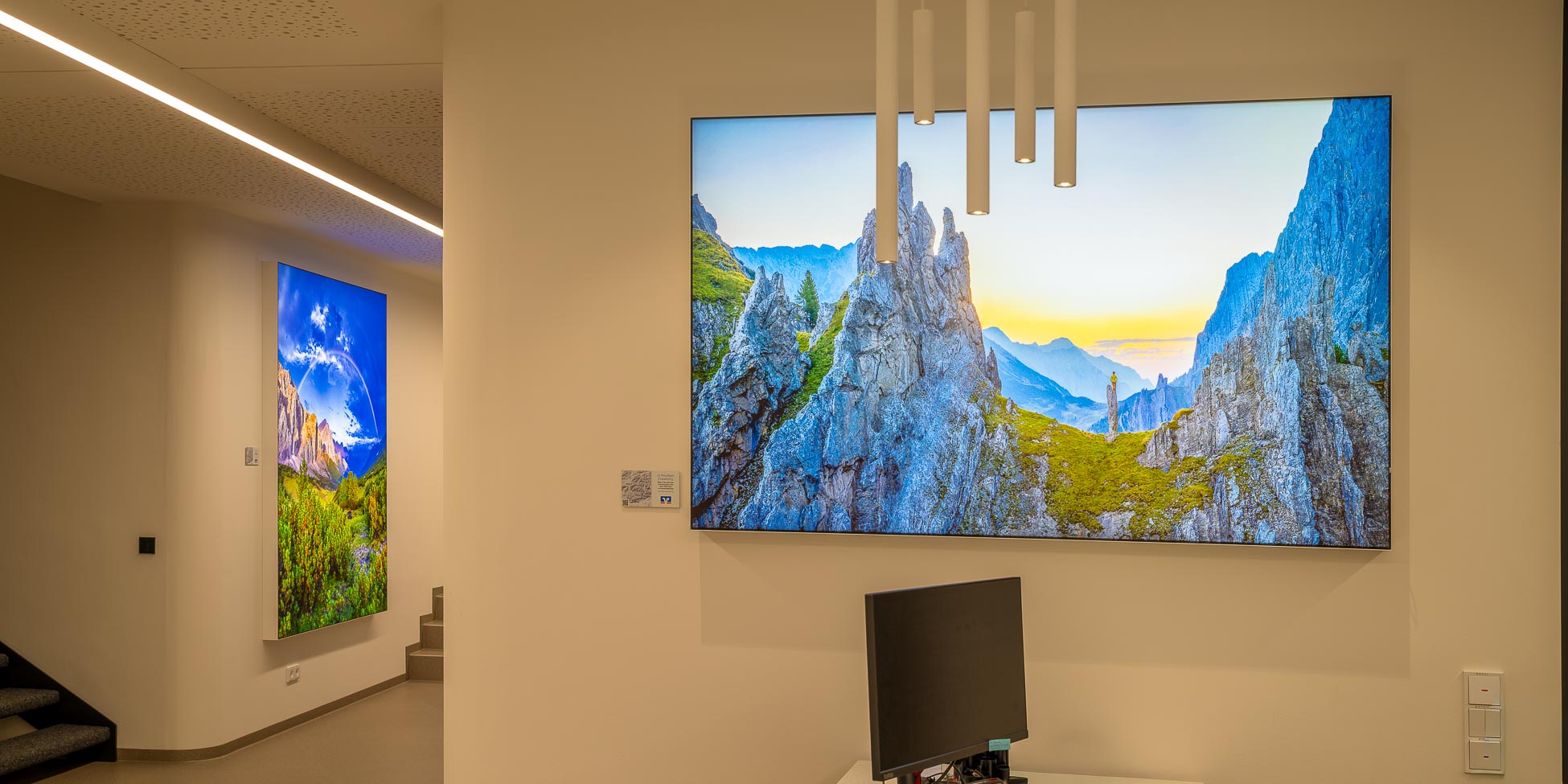 Bild -In freudiger Erwartung- Kletterer am Halleranger bei Sonnenaufgang - VR-Bank in Murnau - LED Leuchtbild im Alurahmen