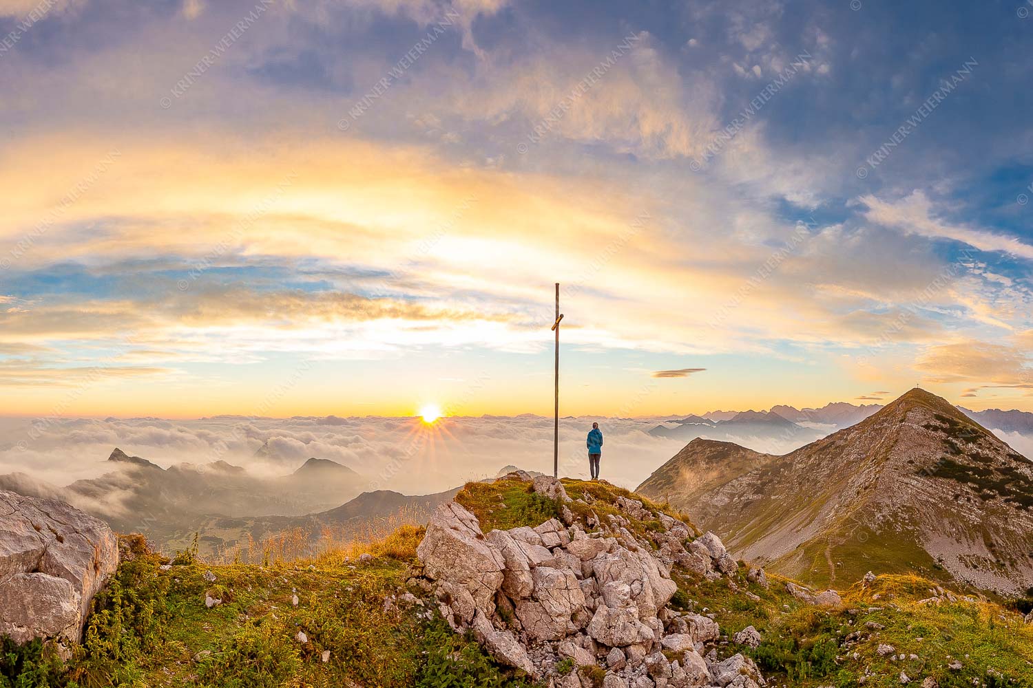 Sonnenaufgang im Estergebirge - Glücksmoment II - Seitenverhältnis 3:2 - Sonnenaufgang Krottenkopf - weitere Infos unter https://www.kriner-weiermann.de