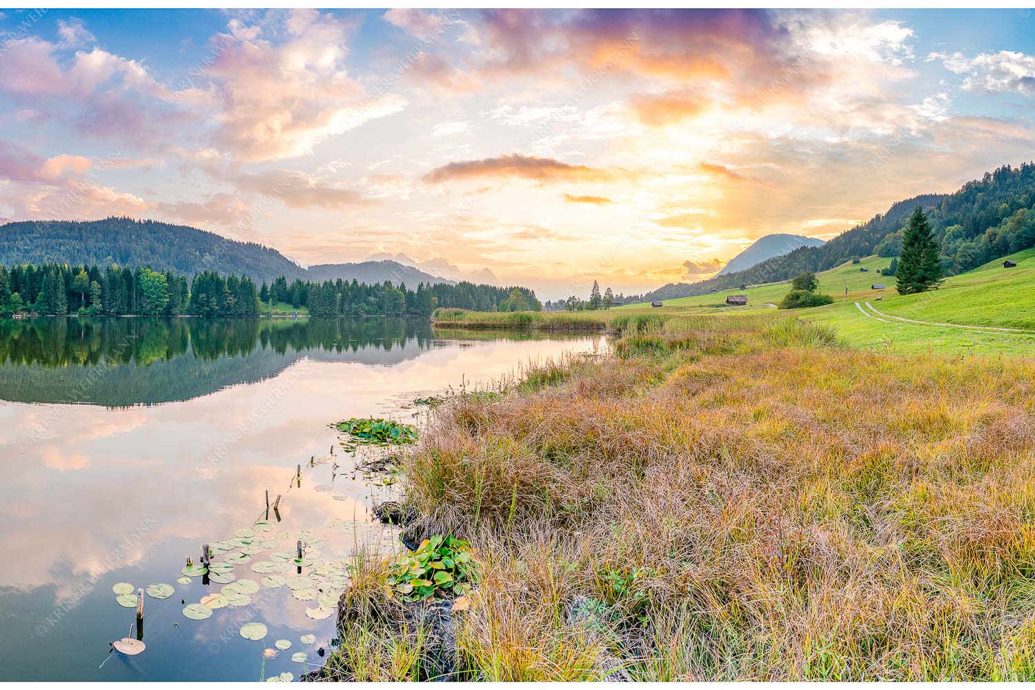 Sonnenuntergang am Geroldsee mit Wettertstein und Wank - Harmonie - Seitenverhältnis 3:2 - Abendstimmung am Geroldsee - weitere Infos unter https://www.kriner-weiermann.de