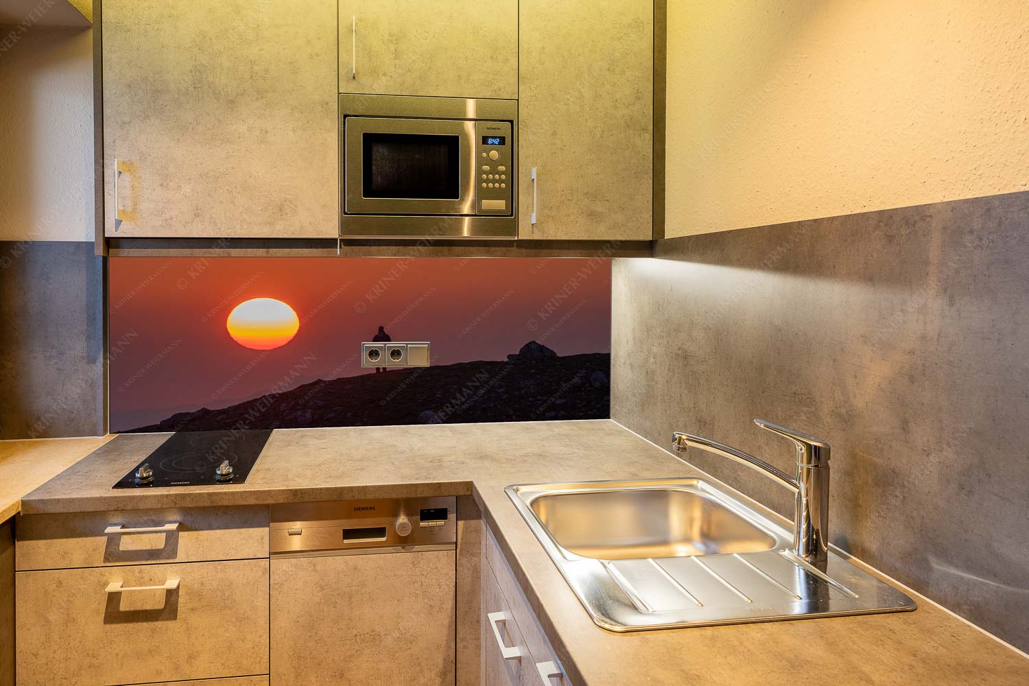 Sonnenaufgang – Küchenrückwand – Größe ca. 150x60cm, Seitenverhältnis 2,5:1 — Alpspitze – Stuiben Sonnenaufgang im Wettersteingebirge - Sonnenaufgang - Küchenrückwand - Größe ca. 150x60cm, Seitenverhältnis 2,5:1 - Alpspitze - Stuiben - weitere Infos unter https://www.kriner-weiermann.de