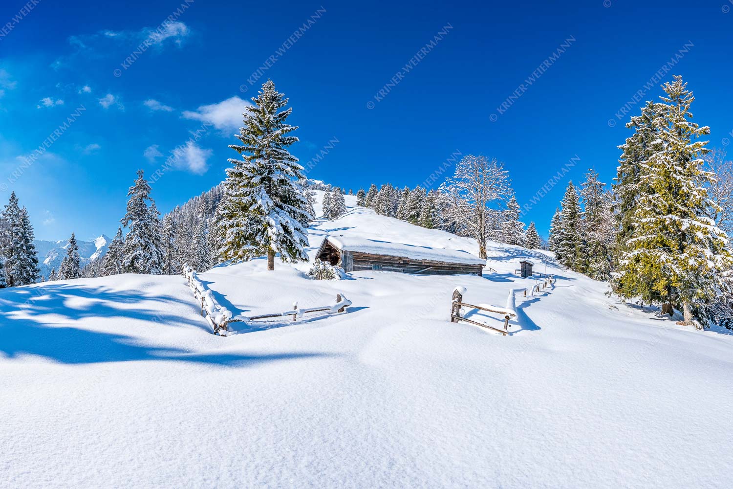 Verschneite Grasbergalm im Soierngebirge mit Krapfenkarspitze - Winterruhe - Seitenverhältnis 3:2 - Alm Soierngebirge Schneelandschaft - weitere Infos unter https://www.kriner-weiermann.de
