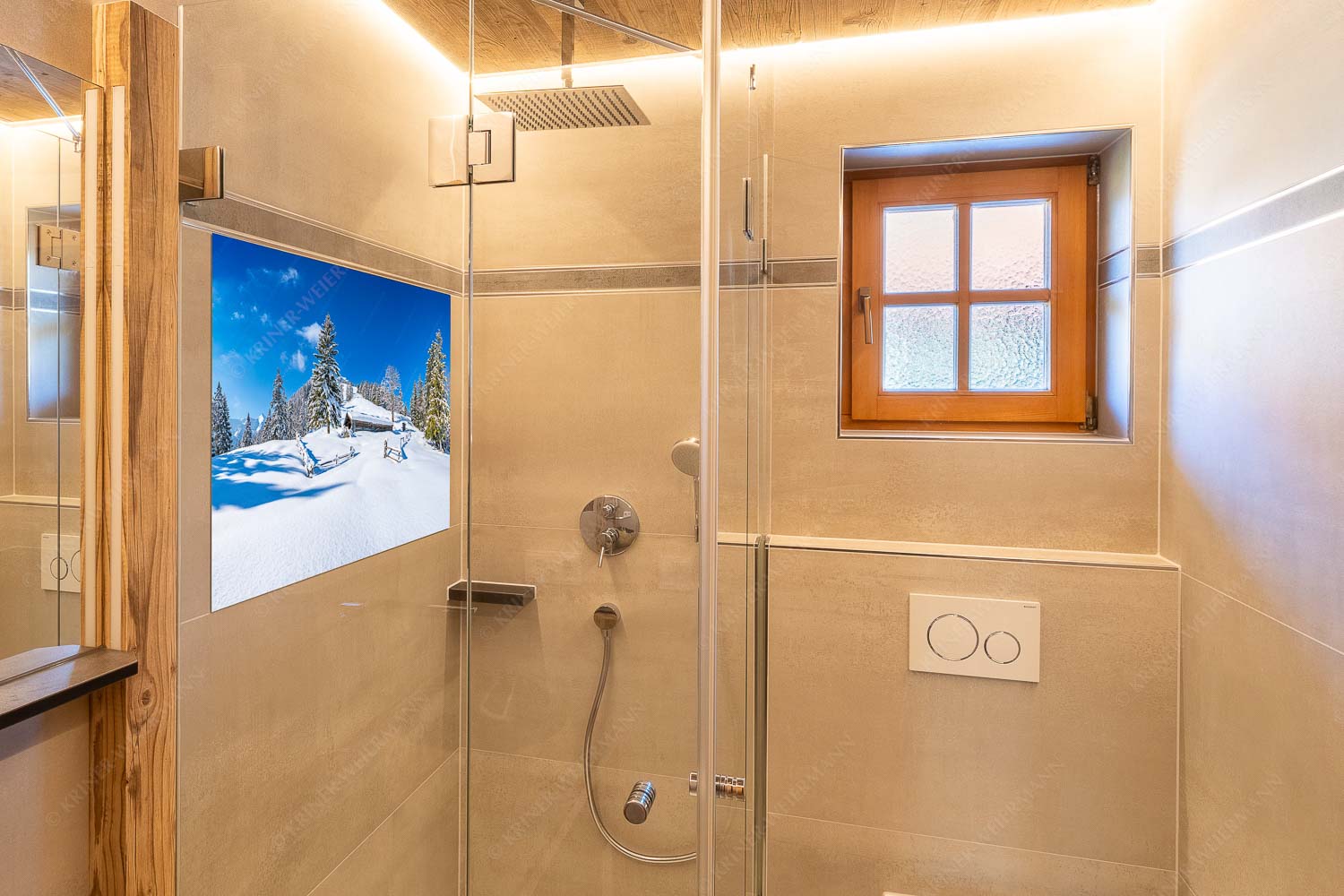 Verschneite Grasbergalm im Soierngebirge mit Krapfenkarspitze - Winterruhe - Glasbild - Größe ca. 120x80cm, Seitenverhältnis 3:2 - Alm Soierngebirge Schneelandschaft - weitere Infos unter https://www.kriner-weiermann.de