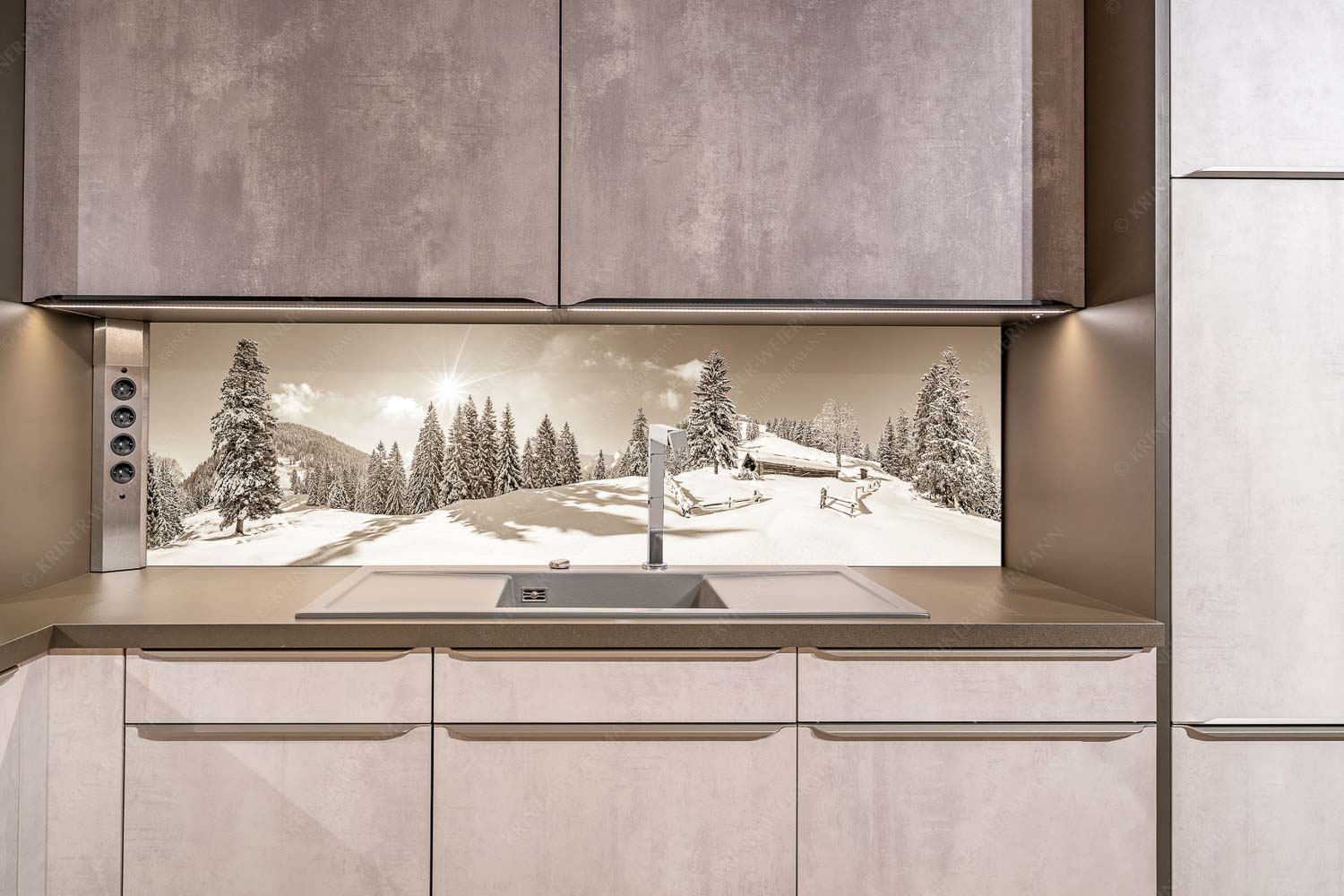 Winterruhe – Küchenrückwand – Größe ca. 200x50cm, Seitenverhältnis ca: 4:1 — Alm Soierngebirge Schneelandschaft Verschneite Grasbergalm im Soierngebirge mit Krapfenkarspitze - Winterruhe - Küchenrückwand - Größe ca. 200x50cm, Seitenverhältnis ca: 4:1 - Alm Soierngebirge Schneelandschaft - weitere Infos unter https://www.kriner-weiermann.de