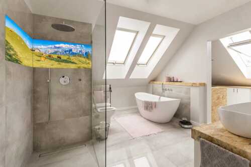 Blick über Krüneralm ins Karwendelgebirge - Auf da Krüneralm IV - LED-Leuchtbild - 2-Teilig, Größe ca. 240x60cm, Seitenverhältnis 4:1 - Junge Kälber im Estergebirge - weitere Infos unter https://www.kriner-weiermann.de
