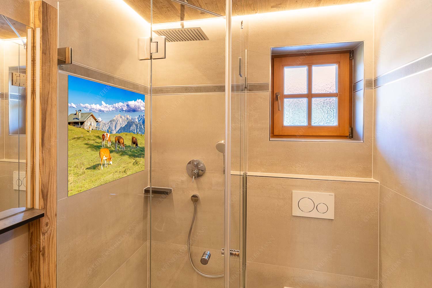 Blick über Krüneralm ins Karwendelgebirge - Auf da Krüneralm IV - Glasbild - Größe ca. 120x80cm, Seitenverhältnis 3:2 - Junge Kälber im Estergebirge - weitere Infos unter https://www.kriner-weiermann.de